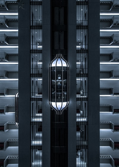 一部电梯的都市照片